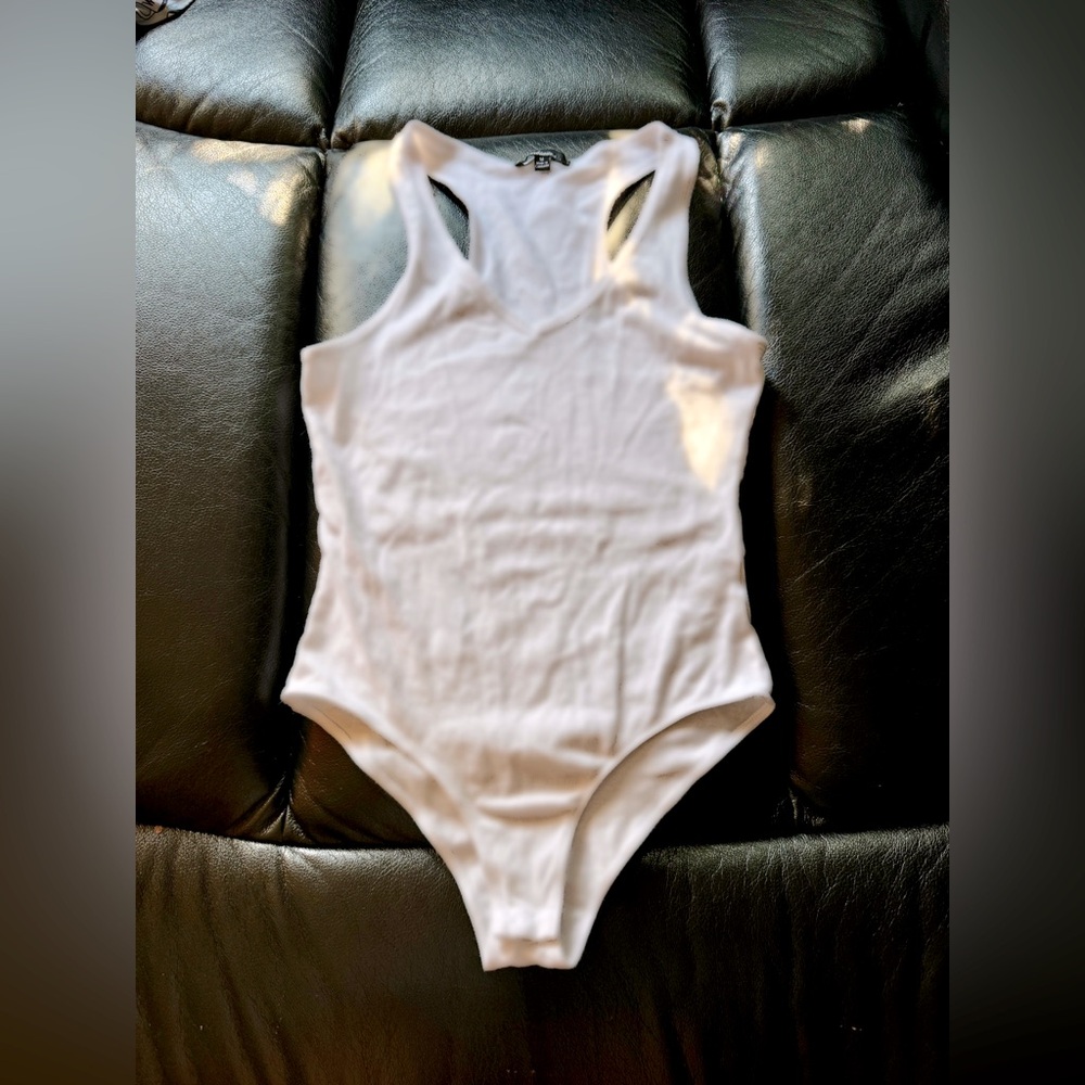 White Sleeveless Cotton Vneck Racerback Bodysuit | Size Medium